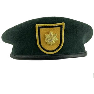 Béret en laine verte avec emblème feuille d'érable dorée, unisexe, chapeau décontracté d'extérieur, printemps automne, 56-58CM, casquette béret en coton uni pour homme, personnalisable - Product Image 1