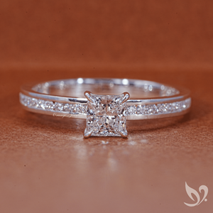 Anillo de compromiso de oro blanco de 10K con diamante de laboratorio de corte princesa de 0.50CT, certificado IGI, banda pavé de canal - Product Image 1
