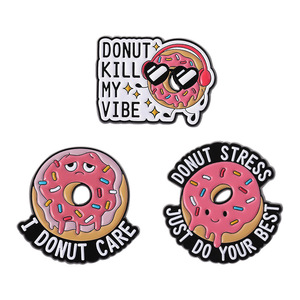 Paquete de broches metálicos con diseño de donut con glaseado rosa y juego de palabras divertido, con citas positivas y motivadoras, para ropa, mochilas y decoración. - Product Image 1