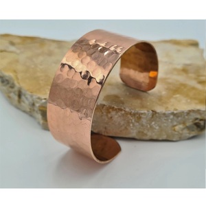 Brazalete Abierto de Cobre Pulido Clásico, Martillado a Mano, Duradero, para Alivio de la Artritis - Product Image 1