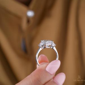 Anillo de Boda de Tres Piedras con Diamante Cultivado en Laboratorio con Corte Esmeralda de 4CT, Joyería Fina para Mujer - Product Image 5