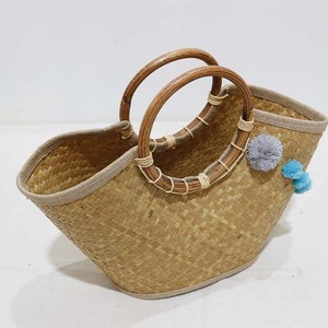 Bolso de Playa Tejido con Hojas de Palma, Ecológico y Duradero, con Asas de Madera y Pompones, Color Beige Claro, Casual, Multiusos - Product Image 4