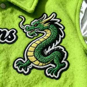 Veste de baseball décontractée pour homme en vert néon avec patch brodé de dragon et manches argentées - Product Image 4