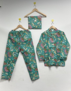 Conjunto de Pijama Hecho a Mano para Mujer |   Atractivo Conjunto de Pijama con Estampado Floral |   Camisa cómoda, pijama con bolsa a juego |   Ropa de dormir - Product Image 2