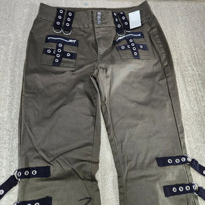 Pantalon évasé en jean vert olive pour femme, détails lacés, fermetures éclair latérales, taille haute, coupe ample, longueur cheville, motif géométrique, style vintage - Product Image 6