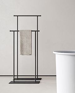 Toallero de pie giratorio de metal cromado contemporáneo, organizador de baño compacto, duradero y funcional - Product Image 2