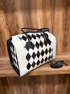 Bolso tote hecho a mano con parches de cuero genuino de vaca con pelo. |   Bolso de hombro estilo western para mujer con correa desmontable - Product Image 3