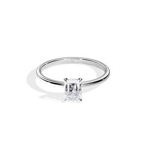 Bague de fiançailles en diamant taille émeraude, sertie de griffes en platine, bijoux fins classiques pour femmes - Product Image 1