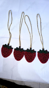 En gros, Breloque de sac et Porte-clés de luxe en coton fait main, perlée de perles de rocaille, motif fraise, légère, durable, mignonne et romantique - Product Image 2