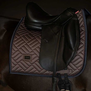 Tapis de selle équestre en cuir les plus vendus avec doublure en tissu, haute qualité, personnalisables, prix bas, fabriqués en usine au Pakistan - Product Image 2