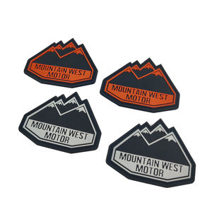 Patch en caoutchouc 3D Mountain West Motor, logo en relief à coudre, noir et orange, forme irrégulière - Product Image 4