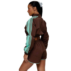 Ensemble sportif tendance pour femme : coupe-vent court et short rétro à rayures contrastées, idéal pour la course, avec sweat à capuche pour l'été - Product Image 2
