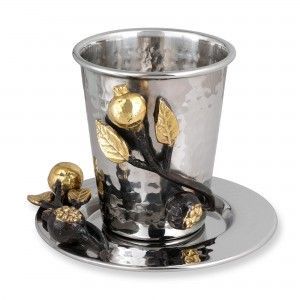 Tendance : Coupe Kiddush en argent martelé avec soucoupe motif feuille de fruit, Gobelet à vin Judaica de luxe pour la décoration intérieure - Product Image 1