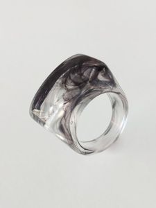 Nuevo Anillo de Moda Qijun Hecho a Mano de Resina con Diseño Artístico de Cono Facetado Grande Multicolor y Cuerpo Vertebral Estéreo - Coleccionable de Arte - Product Image 6