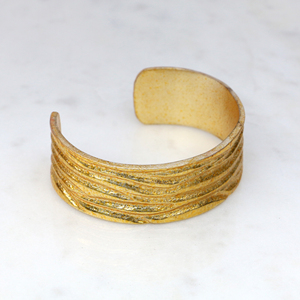 Bracelet manchette en laiton brut fait main pour femme - Jonc texturé ondulé doré - Manchettes ouvertes ajustables - Bijoux bohèmes - Product Image 4