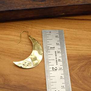Boucles d'oreilles en laiton martelé faites à la main en forme de croissant de lune |   Boucles d'oreilles pendantes dorées style bohème |   Fournisseur de bijoux célestes - Product Image 2