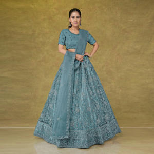 Ensemble Lehenga Choli en tulle avec broderie détaillée sur toute la surface, silhouette élégante et longueur au sol |   Vêtements de cérémonie haut de gamme pour femmes : mariage, remise de diplôme, bal de promo - Product Image 3