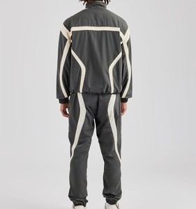 Conjunto Deportivo Unisex con Estampado Reflectante, Logotipo Frontal, Cierre con Cordón, Corte Regular, Ligero, Poliéster/Nailon, Invierno - Product Image 3