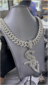 Colgante de Moissanita Personalizable para Hombre, Chapado en Oro Blanco de 14k sobre Plata 925, con Letra Personalizada para Cubanos - Product Image 3