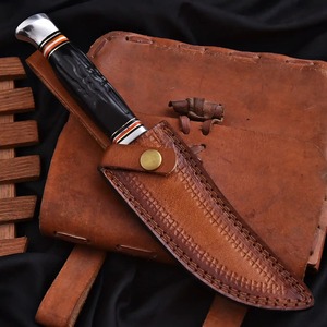Couteau de chasse artisanal en acier carbone – Couteau à lame fixe avec manche en résine noire et étui en cuir - Product Image 5