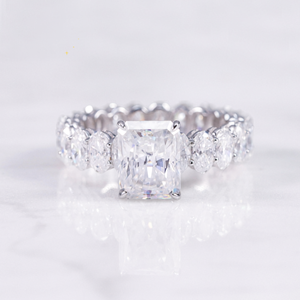 Bague classique en or massif 18 carats plaqué or, diamant de laboratoire couleur D taille radiant, pierres latérales de laboratoire serties au laser, cadeau d'anniversaire pour femme - Product Image 1
