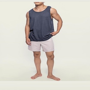 เสื้อยืดออกกำลังกายผู้ชายแบบไม่มีแขน ตัดเย็บแบบดิบ รับผลิตตามแบบ OEM พร้อมสกรีนลาย สำหรับออกกำลังกายและเล่นกีฬา - Product Image 6