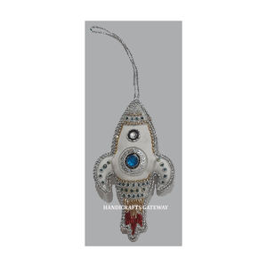 Adorno Navideño Colgante para Árbol de Navidad con Forma de Papá Noel en Tela Multicolor con Bordado Dorado Zari y Trabajo de Cuentas - Product Image 5