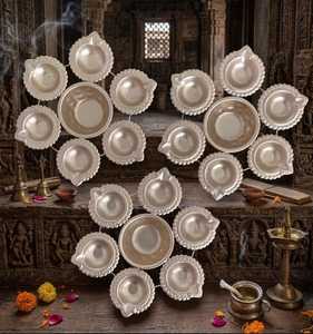 Lampe à huile en forme de paon avec cinq supports de bougies pour activités religieuses, ensemble de Diya décoratif en métal durable - Product Image 3