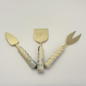 Elegante Juego de Utensilios para Queso de Acero Inoxidable con Acabado Dorado, Juego de 3 Piezas con Mangos de Resina, Cuchillos para Tabla de Charcutería, Precio Accesible - Product Image 3