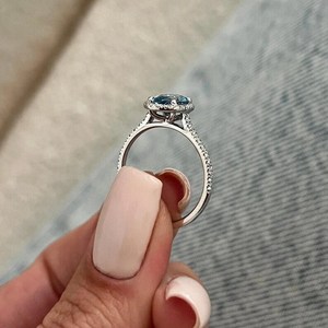 Bague de fiançailles de luxe en or blanc 14 carats avec moissanite bleue taille ovale, halo et bande pavée de diamants VVS cultivés en laboratoire pour femme - Product Image 6