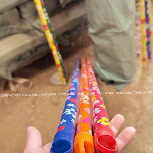 Palos de escoba de madera de eucalipto más vendidos con diseño floral, contenedor de 40 pies, 110 000 unidades más cabezales y tapas de escoba, precio económico - Product Image 1