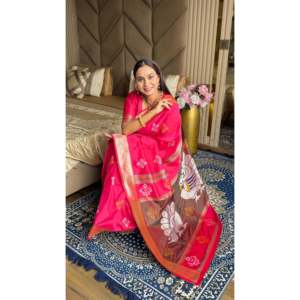 Sari de Seda Suave Elite Weaves Ikkat Patola con Motivos Meenakari, Pallu de Pavo Real y Borde de Zari Dorado para Vestidos de Boda - Product Image 2