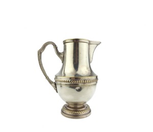 Jarra plateada elegante con detalles dorados, vajilla con estilo para uso en la cocina, mesa de comedor y recepción de invitados con un aspecto premium. - Product Image 1