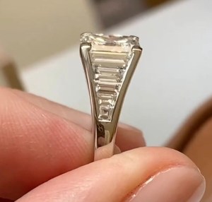 แหวนมอสซาไนต์ 3 กะรัต ทรงเรเดียนท์คัท ประดับด้วยหินบาแกตต์ด้านข้าง แหวนเงินแท้ 925 สำหรับผู้หญิง เหมาะสำหรับเป็นของขวัญวันเกิด งานเลี้ยง หรือมอบให้คนรัก - Product Image 3