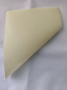 Rollo de tela spunbond de alta densidad color marfil, 120 GSM, polipropileno no tejido, ecológico, textil duradero para envolver regalos - Product Image 1