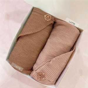 Caja de Regalo Personalizada para Hijab de Mujer, Conjunto de Hijabs de Chifón Plisado, Combinación de Jersey, Chifón y Algodón, Caja de Regalo con Hijab de Seda Medina Premium - Product Image 2
