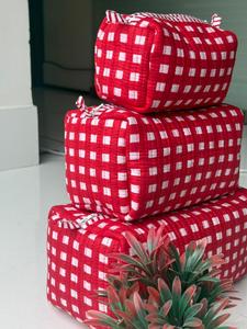 ชุดกระเป๋าเครื่องสำอางผ้าฝ้ายลายดอกไม้สีแดงแบบควิลท์ 3 ใบ พร้อมซิปและพู่ห้อย สไตล์อินเดีย ทำจากผ้าออร์แกนิค - Product Image 2