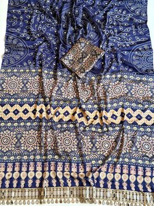 Sari ethnique effet miroir, Sari en soie Bandhani royal avec drapé en velours, Sari Bandhani motif fleur miroir, Élégance Bandhani intemporelle - Product Image 2