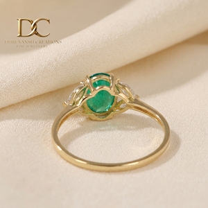 Nuevo Anillo de Compromiso y Boda Clásico de Lujo en Oro Amarillo de 14 Quilates con Diamante Cultivado en Laboratorio Certificado por IGI y Esmeralda Colombiana Cultivada en Laboratorio - Product Image 3