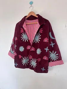 Chaqueta de terciopelo granate para mujer, bordada con motivos florales bohemios, cuello alto, hecha a mano, artesanal, para otoño. - Product Image 3