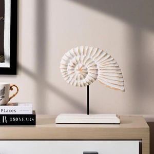 Escultura decorativa de concha de Nautilus sobre soporte, ideal para decoración del hogar, mesa de la sala de estar y exhibición con temática costera, procedente de la India. - Product Image 5
