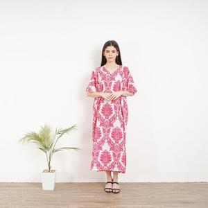 Vestido Kaftán de Algodón con Estampado Floral Rosa para Mujer, Corte Holgado, Cuello en V, Estilo Maxi, para Descansar o para la Playa - Product Image 1