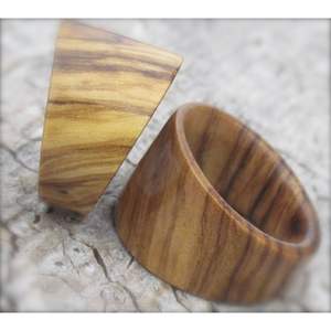 Bague en bois et résine artisanale, idée cadeau unique, artisanat en bois et résine - Product Image 2