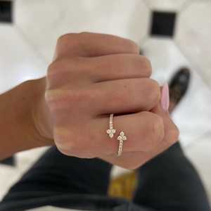 Bagues empilables Trilogy Crossover en or massif 14 carats avec diamant de laboratoire taille ronde solitaire serti à griffes, style demi-bague minimaliste et élégant - Product Image 4