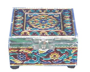Boîte artisanale en laiton émaillé avec motif floral, plaquée or, irrégulière, objet de collection, souvenir d'art antique - Product Image 2