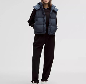 Gilet matelassé court à capuche pour femme, bleu ardoise, avec capuche amovible, rabat coupe-vent boutonné et grands compartiments matelassés, sans manches, vente en gros - Product Image 3