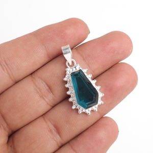 Pendentif en argent sterling 925 en gros, cristal de guérison, apatite bleue, forme cercueil, taille facetée avec serti clos, pierres précieuses - Product Image 1