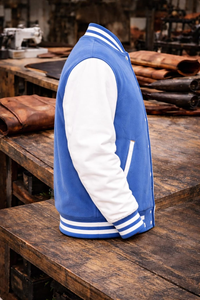 Chaqueta Varsity para Hombre con Bloques de Color, Mangas Blancas, Cuerpo Azul, Cuello a Rayas, Estilo Deportivo de Béisbol - Product Image 4