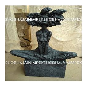 Statue moderne et simple en bois de Valerie Hadida pour villas - Product Image 1