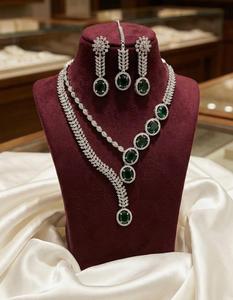 Conjunto de collar de circonita cúbica CZ de calidad premium con Maang Tikka, diseño elegante y sofisticado en plata pulida, ideal para fiestas. - Product Image 6